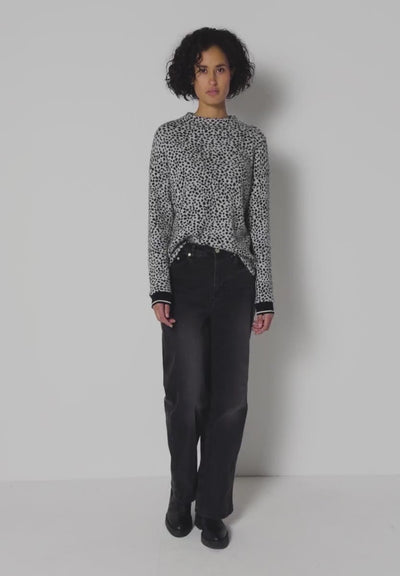 With its trendy leopard print and cozy turtleneck, this women's shirt from Street One will add a fashionable touch to your wardrobe. The soft materials and tapered sleeve cuffs ensure a comfortable fit. Perfect for trendy, feel-good outfits with a special eye-catching effect.

Highlights

women's shirt
turtleneck
Long sleeve with tape cuffs
Leo look
Soft and cozy
